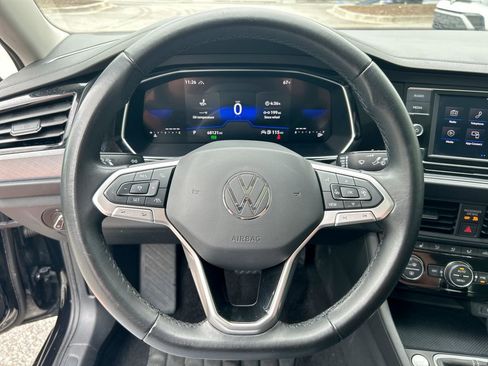 Used 2024 Volkswagen Jetta SE FWD image 17