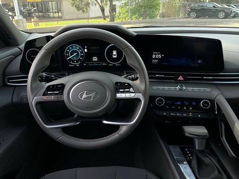 Used 2025 Hyundai Elantra SEL image 14
