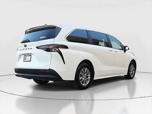 Certified 2025 Toyota Sienna LE image 5
