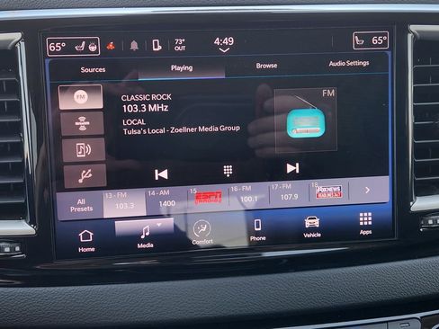 Used 2023 Chrysler Pacifica Touring-L image 18