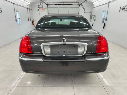 Used 2007 Lincoln Town Car Signature RWD image 5