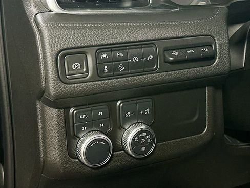 Used 2021 GMC Yukon Denali w/ Denali Premium Package image 11