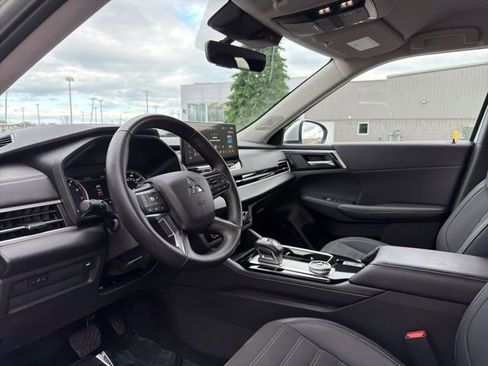 Used 2025 Mitsubishi Outlander SE image 15