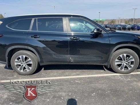 Used 2024 Toyota Highlander XLE image 4