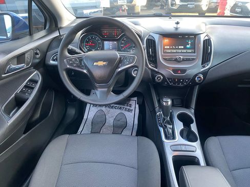 Used 2018 Chevrolet Cruze LT w/ Convenience Package image 10