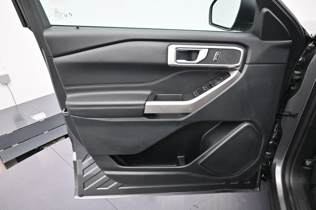 Used 2023 Ford Explorer XLT AWD/4WD image 9