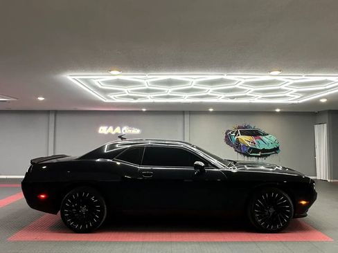 Used 2018 Dodge Challenger SXT RWD image 7