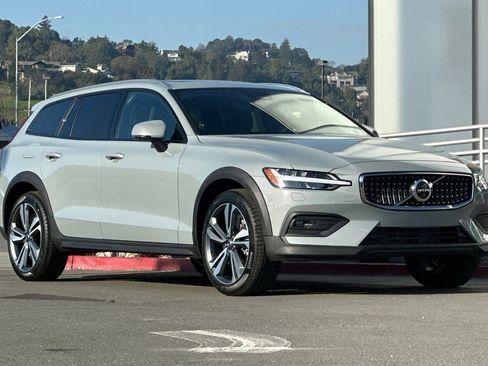New 2026 Volvo V60 B5 Cross Country Plus w/ Climate Package AWD/4WD image 9