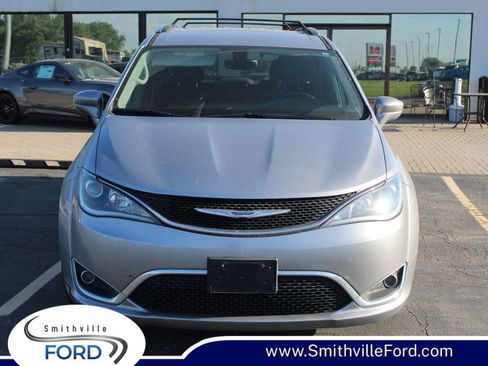Used 2019 Chrysler Pacifica Touring-L FWD image 1