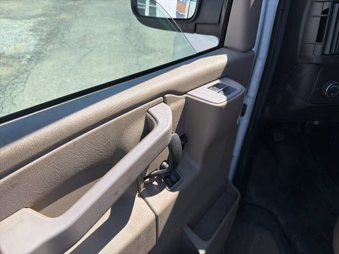 Used 2016 Chevrolet Express 2500 Extended image 16