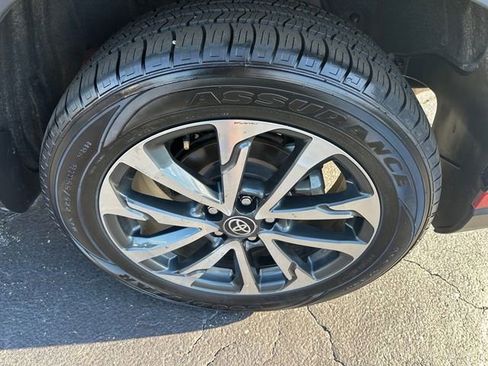 Used 2023 Toyota Corolla Cross XLE image 17