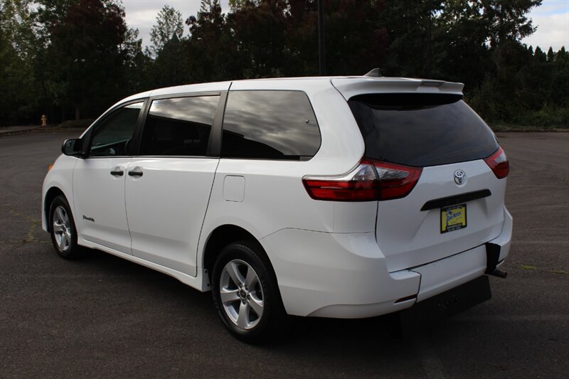 Used 2020 Toyota Sienna L FWD image 3