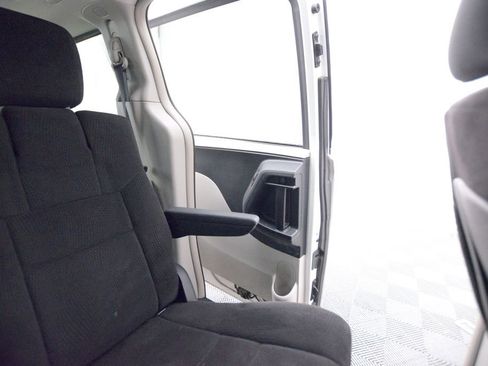 Used 2012 Chrysler Town & Country Touring image 11