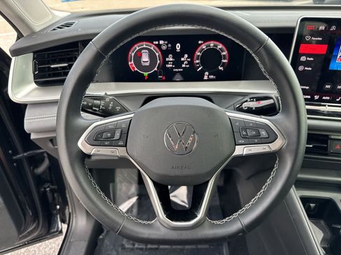 Used 2025 Volkswagen Tiguan SE FWD image 29