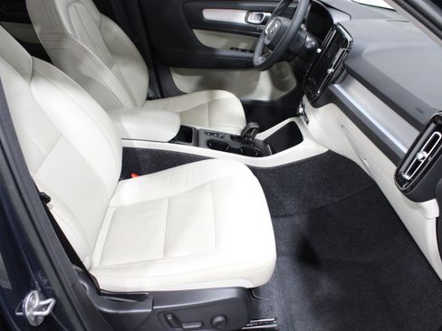 Used 2022 Volvo XC40 T4 Momentum FWD image 26
