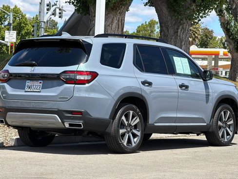 Certified 2025 Honda Pilot Touring image 4