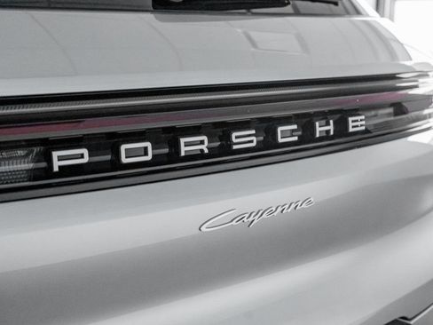 Certified 2025 Porsche Cayenne AWD/4WD image 11
