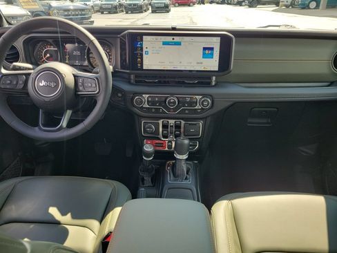 Used 2025 Jeep Gladiator Mojave w/ Convenience Group AWD/4WD image 11