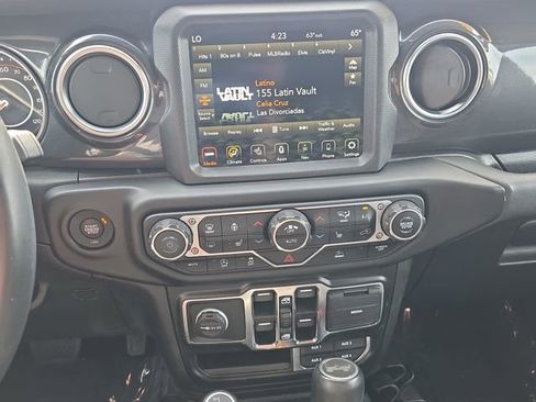 Used 2022 Jeep Wrangler Unlimited Sahara AWD/4WD image 19
