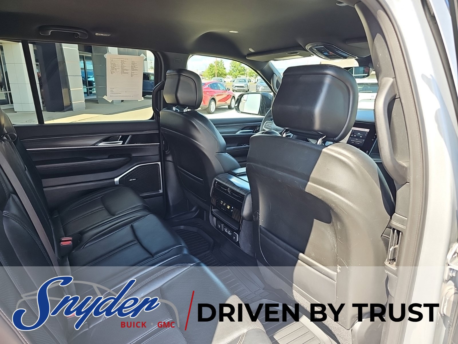 Used 2024 Jeep Wagoneer L Series II w/ Flexible Seating Group AWD/4WD image 32