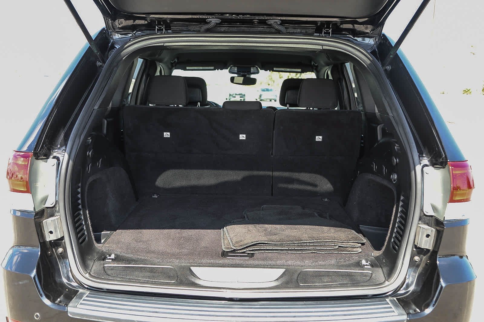 Used 2018 Jeep Grand Cherokee Laredo RWD image 25