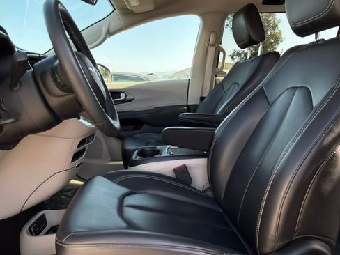 Used 2023 Chrysler Pacifica Touring-L FWD image 17