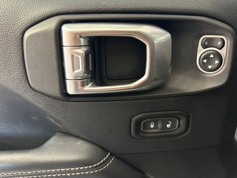 Used 2018 Jeep Wrangler Unlimited Sahara AWD/4WD image 15