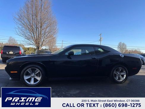 Used 2017 Dodge Challenger SXT image 4
