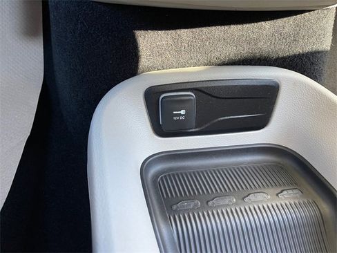 Used 2023 Chrysler Pacifica Touring-L image 35