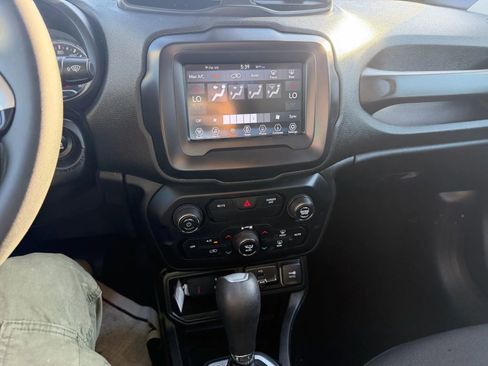 Used 2018 Jeep Renegade Altitude FWD image 19