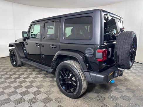 Used 2022 Jeep Wrangler Unlimited Sahara w/ Cold Weather Group image 5