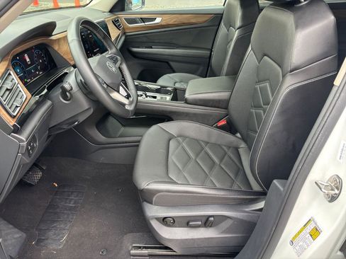 Used 2025 Volkswagen Atlas SE image 23