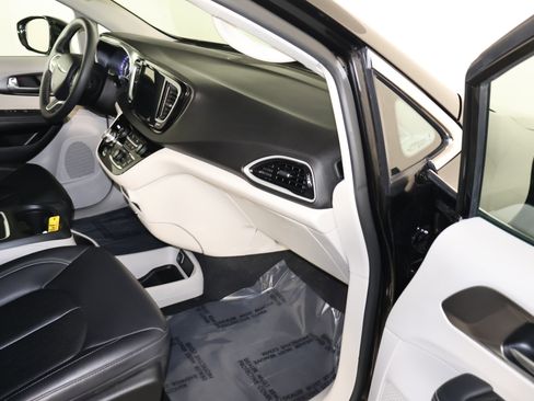 Used 2024 Chrysler Pacifica Touring-L image 41