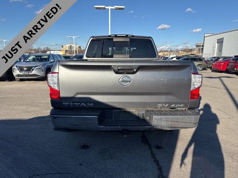 Used 2018 Nissan Titan SV image 6