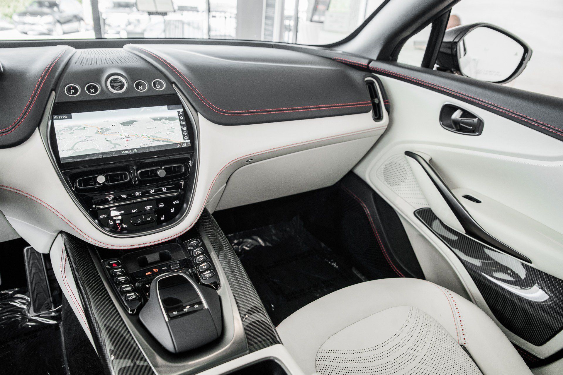 Used 2022 Aston Martin DBX AWD/4WD image 23