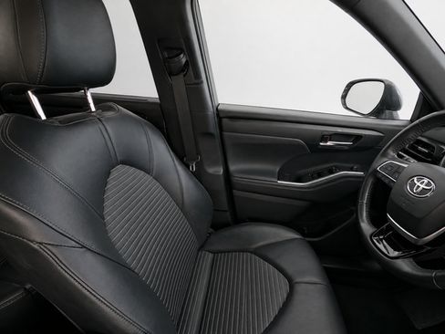 Used 2023 Toyota Highlander XSE FWD image 9