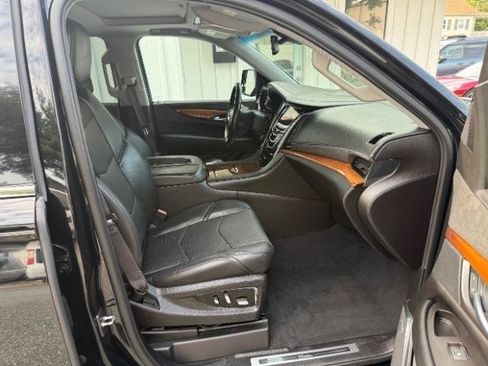 Used 2015 Cadillac Escalade Luxury AWD/4WD image 12