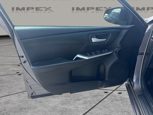 Used 2015 Toyota Camry SE FWD image 13