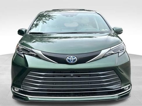 Used 2025 Toyota Sienna Platinum AWD/4WD image 8
