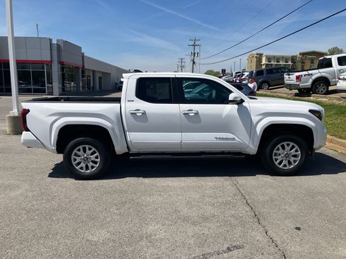 Certified 2025 Toyota Tacoma SR5 AWD/4WD image 8