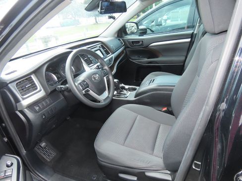 Used 2019 Toyota Highlander LE FWD image 25