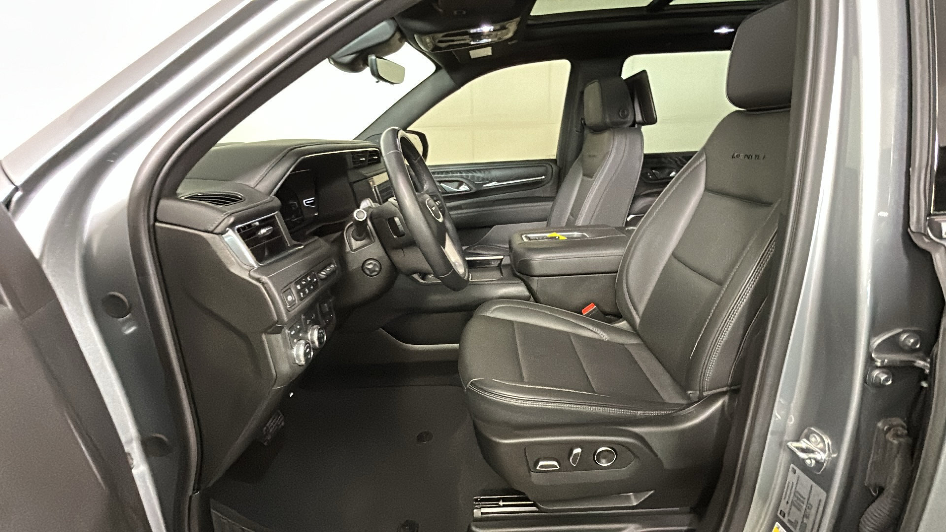 Used 2024 GMC Yukon XL Denali w/ Denali Reserve Package AWD/4WD image 14