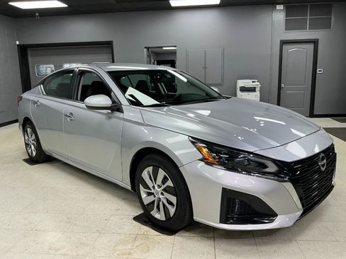 Used 2023 Nissan Altima 2.5 S FWD image 2