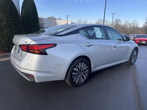 Used 2024 Nissan Altima 2.5 SV image 4