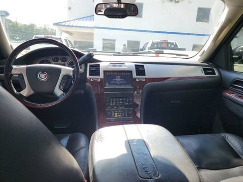 Used 2011 Cadillac Escalade Luxury AWD/4WD image 40