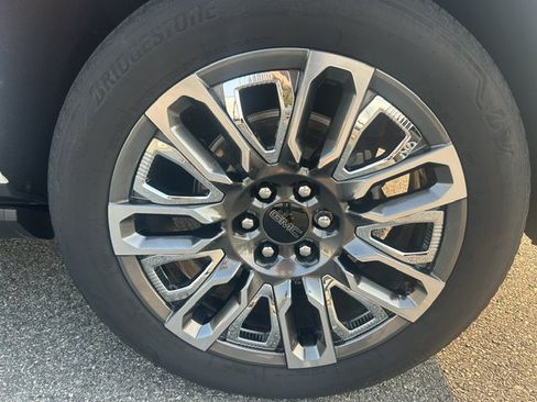 Used 2024 GMC Yukon Denali Ultimate AWD/4WD image 12