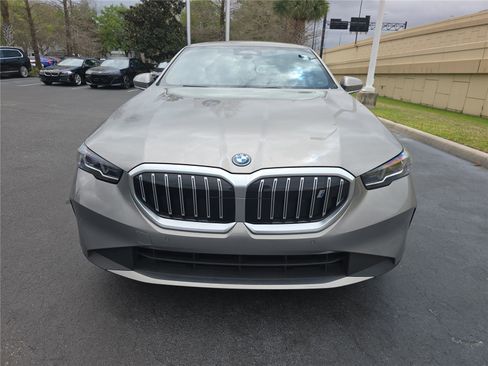 Used 2024 BMW i5 eDrive40i w/ Convenience Package image 7