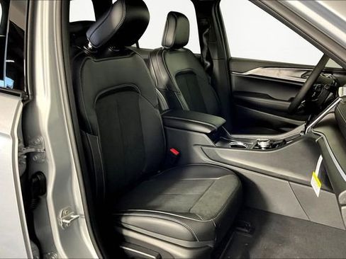 New 2025 Jeep Grand Cherokee Altitude image 12