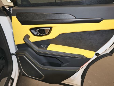 Used 2022 Lamborghini Urus image 62