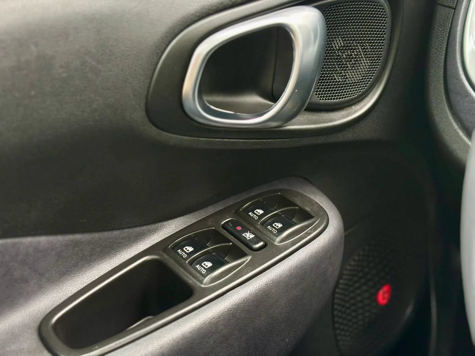 Used 2017 FIAT 500L Lounge w/ Premium Package FWD image 23